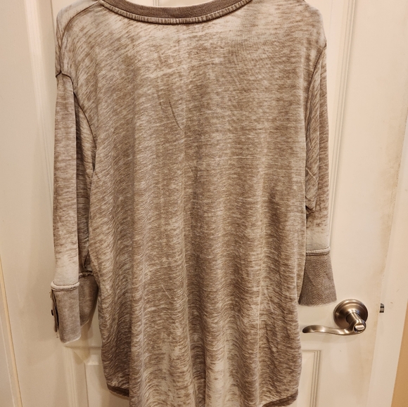 Women's June and Delancey 1/2 sleeve Top - Picture 5 of 5